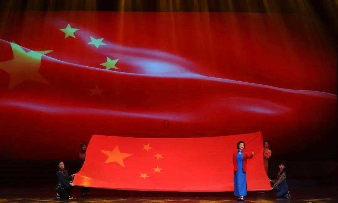 省十四届人大二次会议举行主席团常务主席第一次会议